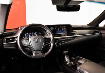 Подержанный автомобиль Lexus ES 2018 года (13 фото)
