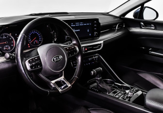 Подержанный автомобиль Kia K5 2020 года (11 фото)