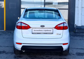 Подержанный автомобиль Ford Fiesta Sedan 2015 года (6 фото)