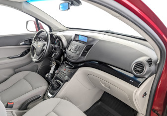 Подержанный автомобиль Chevrolet Orlando 2011 года (10 фото)