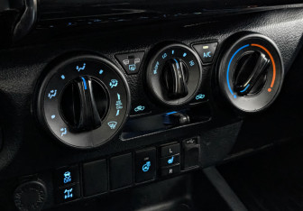 Подержанный автомобиль Toyota Hilux 2021 года (25 фото)