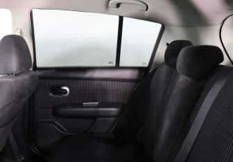 Подержанный автомобиль Nissan Tiida Hatchback 2012 года (8 фото)