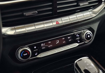 Подержанный автомобиль FAW Bestune T77 2022 года (15 фото)