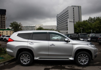 Подержанный автомобиль Mitsubishi Pajero Sport 2017 года (3 фото)
