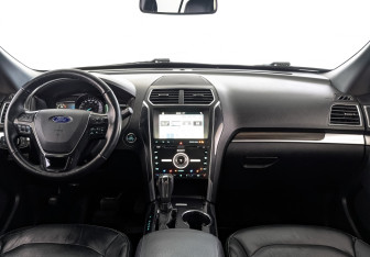 Подержанный автомобиль Ford Explorer 2018 года (13 фото)