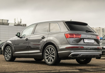 Подержанный автомобиль Audi Q7 2019 года (9 фото)