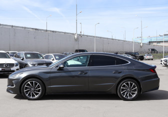 Подержанный автомобиль Hyundai Sonata 2022 года (8 фото)