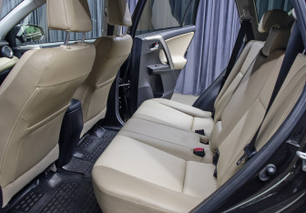 Подержанный автомобиль Toyota RAV4 2014 года (11 фото)