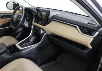 Подержанный автомобиль Toyota RAV4 2022 года (10 фото)