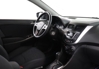 Подержанный автомобиль Hyundai Solaris Hatchback 2015 года (9 фото)