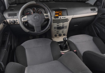 Подержанный автомобиль Opel Astra Hatchback 2008 года (12 фото)