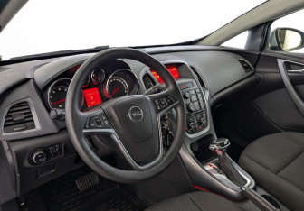 Подержанный автомобиль Opel Astra Hatchback 2012 года (16 фото)