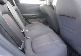 Подержанный автомобиль Chevrolet Aveo Hatchback 2012 года (10 фото)