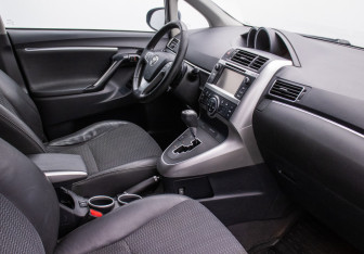 Подержанный автомобиль Toyota Verso 2013 года (9 фото)