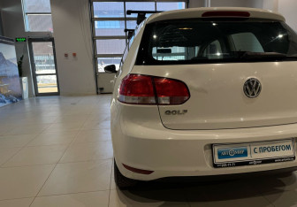 Подержанный автомобиль Volkswagen Golf Hatchback 2010 года (8 фото)