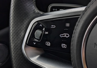 Подержанный автомобиль Hongqi E-HS9 2023 года (28 фото)