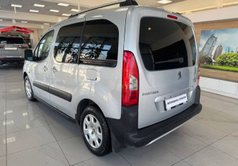 Подержанный автомобиль Peugeot Partner 2011 года (8 фото)