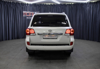 Подержанный автомобиль Toyota Land Cruiser Suv 2015 года (6 фото)