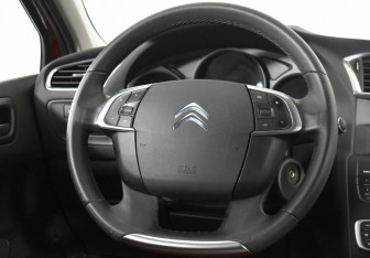 Подержанный автомобиль Citroen C4 Hatchback 2014 года (12 фото)