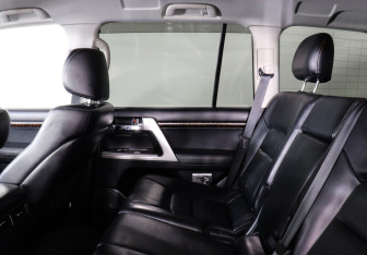 Подержанный автомобиль Toyota Land Cruiser Suv 2014 года (10 фото)