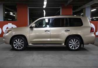Подержанный автомобиль Lexus LX 2008 года (8 фото)