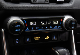 Подержанный автомобиль Toyota RAV4 2021 года (14 фото)