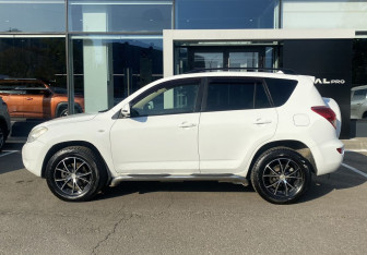 Подержанный автомобиль Toyota RAV4 2006 года (8 фото)