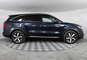 Подержанный автомобиль Kia Sorento 2022 года (4 фото)