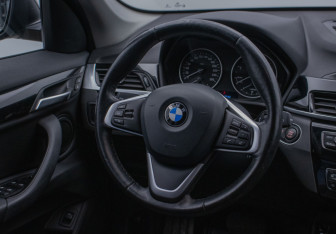 Подержанный автомобиль BMW X1 2016 года (15 фото)
