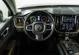 Подержанный автомобиль Volvo XC60 2018 года (13 фото)