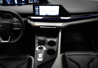 Подержанный автомобиль Changan UNI-V 2023 года (18 фото)