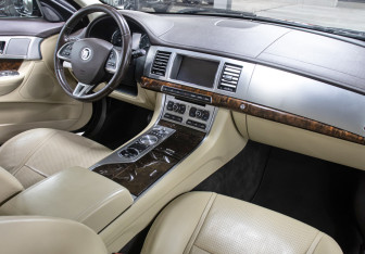 Подержанный автомобиль Jaguar XF Sedan 2011 года (11 фото)