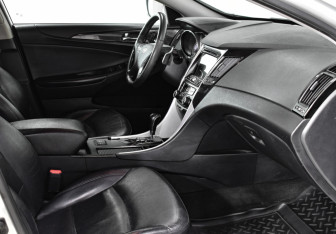 Подержанный автомобиль Hyundai Sonata 2012 года (11 фото)