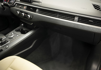Подержанный автомобиль Audi A4 Sedan 2017 года (28 фото)