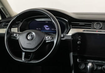 Подержанный автомобиль Volkswagen Passat Sedan 2019 года (14 фото)