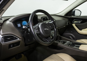 Подержанный автомобиль Jaguar F-Pace 2016 года (10 фото)
