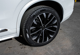 Подержанный автомобиль Volvo XC90 2025 года (13 фото)