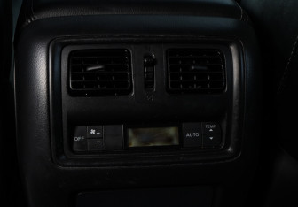 Подержанный автомобиль Nissan Pathfinder 2016 года (12 фото)