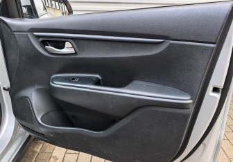 Подержанный автомобиль Kia Rio Hatchback 2021 года (24 фото)