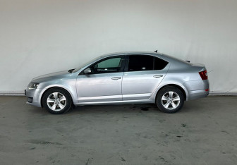 Подержанный автомобиль Skoda Octavia Liftback 2013 года (7 фото)