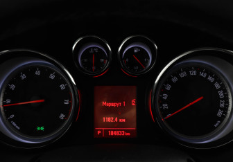 Подержанный автомобиль Opel Astra Wagon 2012 года (11 фото)