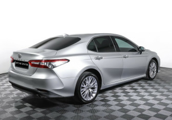 Подержанный автомобиль Toyota Camry Sedan 2018 года (5 фото)