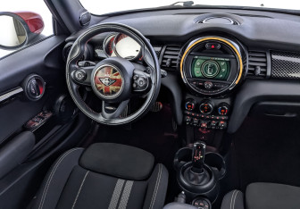 Подержанный автомобиль MINI Hatch 2020 года (29 фото)
