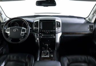 Подержанный автомобиль Toyota Land Cruiser Suv 2015 года (10 фото)