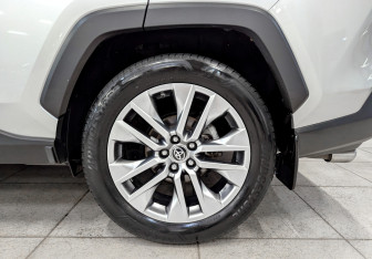 Подержанный автомобиль Toyota RAV4 2021 года (18 фото)