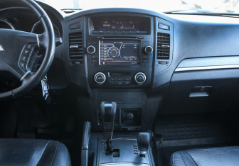 Подержанный автомобиль Mitsubishi Pajero 2011 года (14 фото)