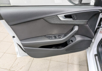 Подержанный автомобиль Audi A4 Sedan 2019 года (19 фото)