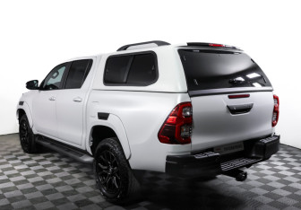 Подержанный автомобиль Toyota Hilux 2023 года (7 фото)