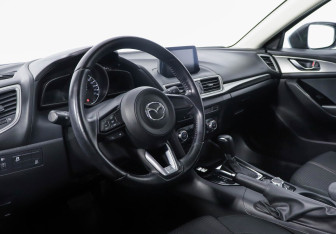 Подержанный автомобиль Mazda 3 Hatchback 2017 года (8 фото)