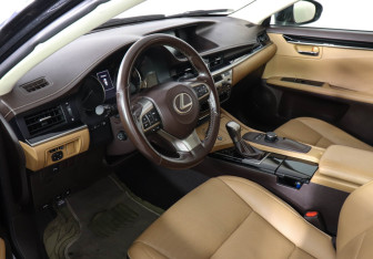 Подержанный автомобиль Lexus ES 2016 года (9 фото)